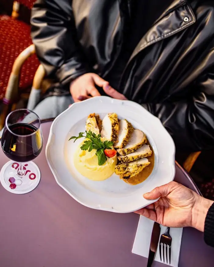 Plat de volaille à la carte du Restaurant Aéro, Paris 16e