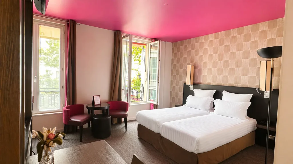 Vue depuis la fenetre de la chambre double superieure de l'Hotel Aero Paris sur le quartier de Passy