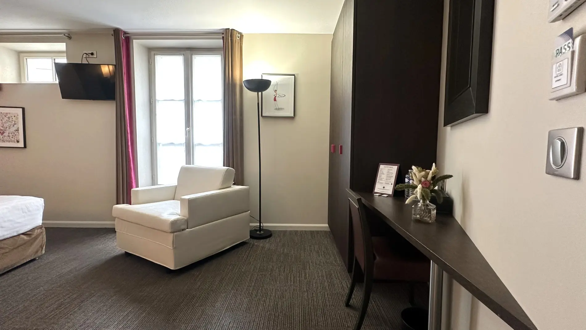 hotel-aero-paris-chambre-triple-deluxe-fauteuil
