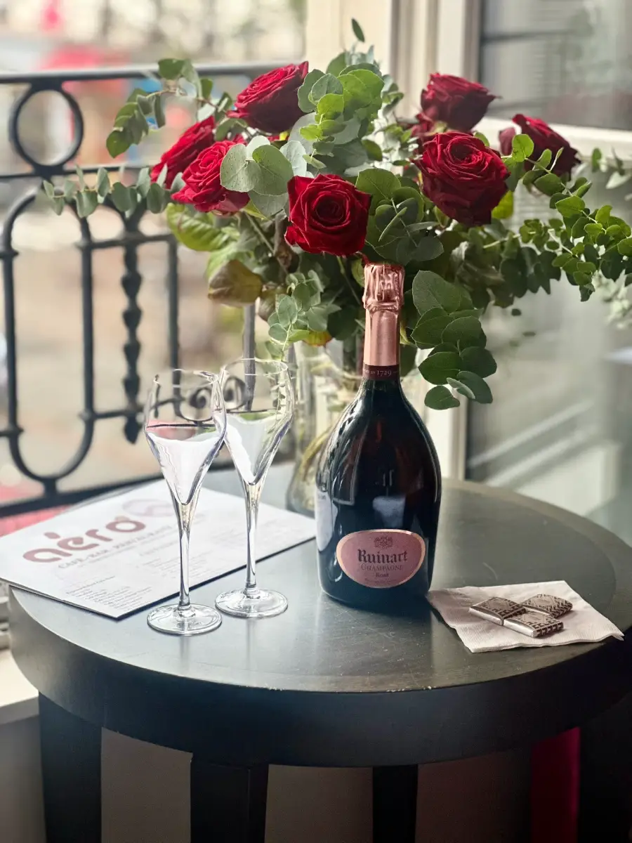 Champagne servi en chambre, service premium Hôtel Aéro Paris