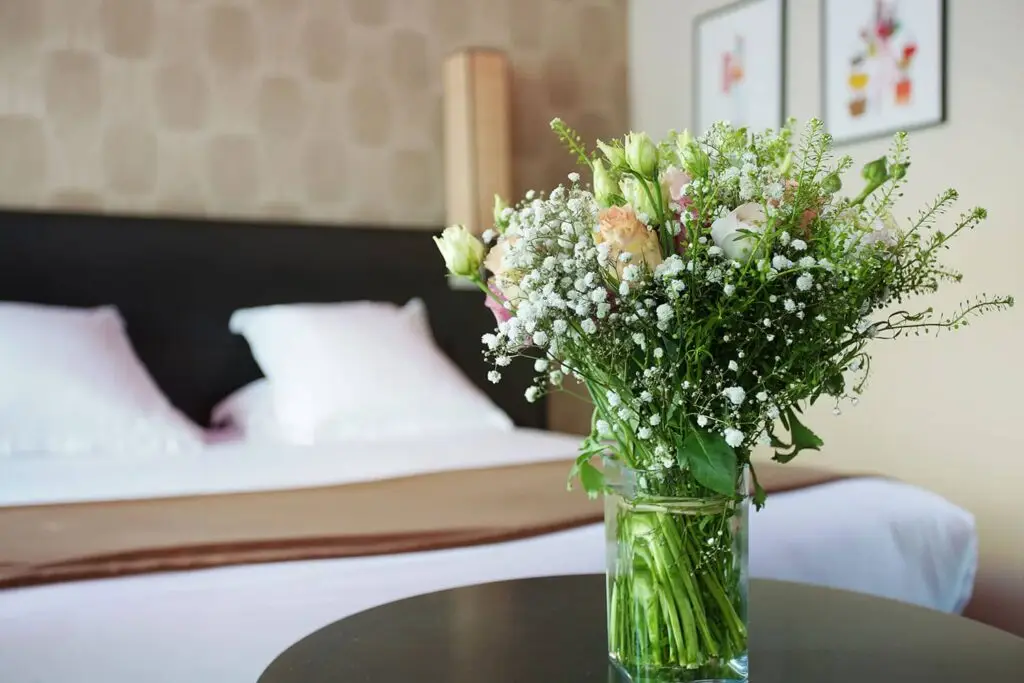 Composition florale pour occasions spéciales, service en chambre Hôtel Aéro Paris