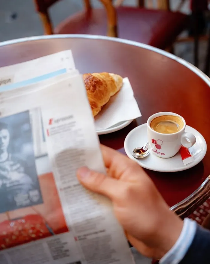 Café et croissant au petit déjeuner de l'Hôtel Aéro Paris