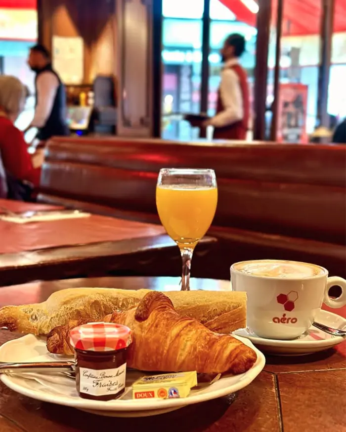 Petit déjeuner servi au Café Aéro, Paris 16e