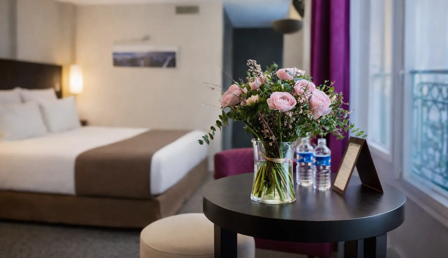Chambre de l'Hotel Aero Paris avec bouquet de roses roses sur la table de nuit