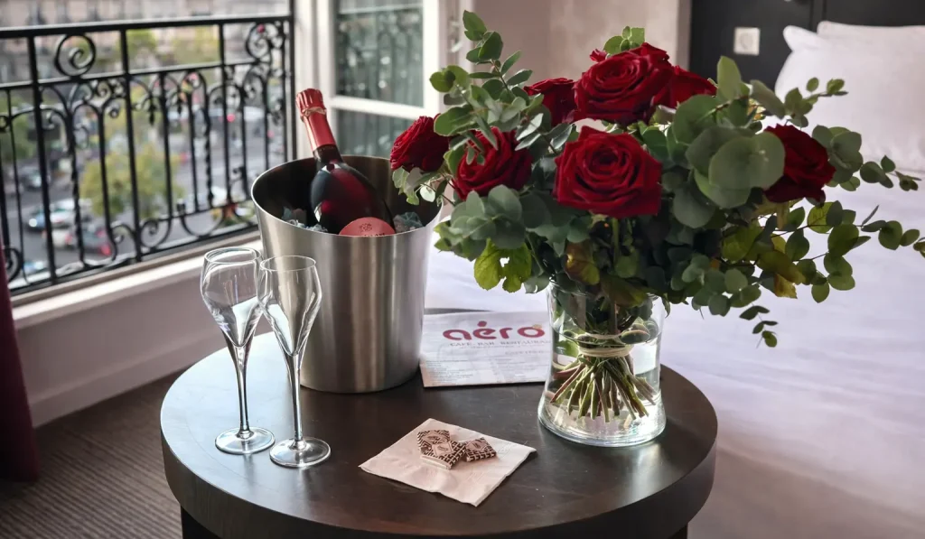 Arrangement romantique avec champagne et roses pour l'offre speciale de l'Hotel Aero Paris
